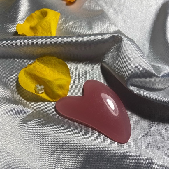 ONLY the small rose GUA SHA face Stone 💕🫶🏼💛 an amazing part of your skincare - Picture 2 of 3